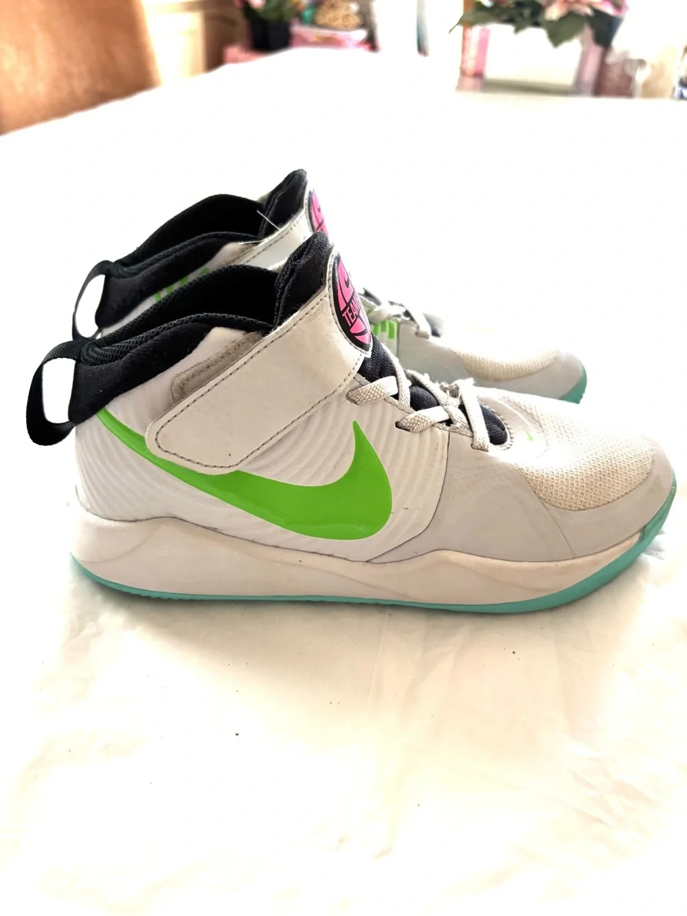Nike White Green Team D9 Basketball Sneakers SZ 2.5 Youth Worn 1X Indoors